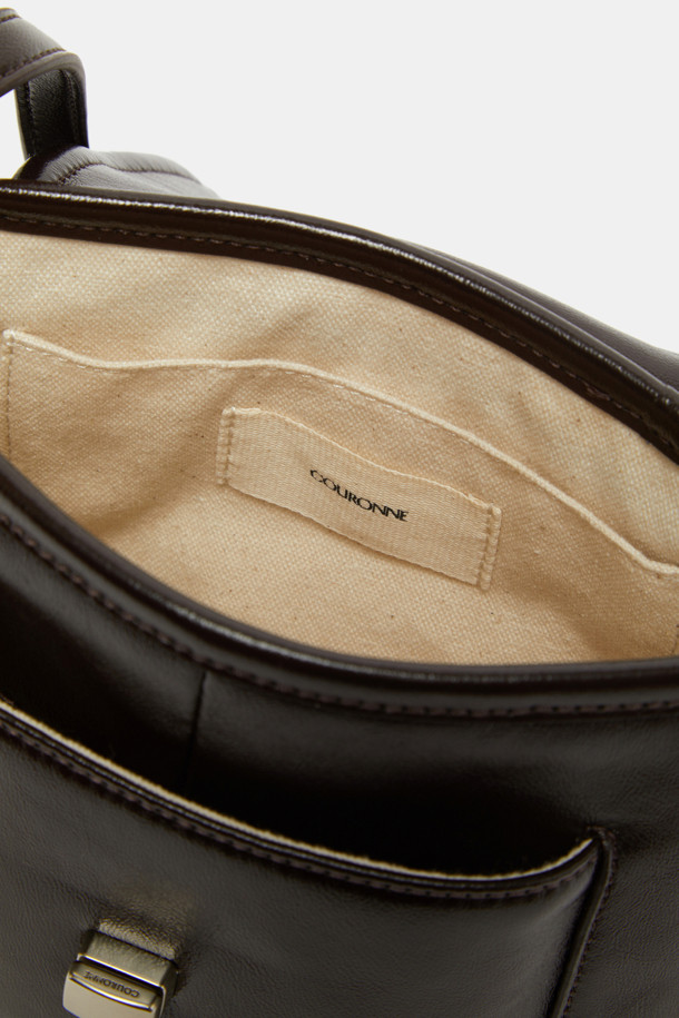 Noa 포켓 크로스 19는 여성스러운 매력을 더해줄 가죽 소재의 미디엄 사이즈 크로스백입니다. 브라운 컬러의 심플한 디자인에 버클 장식으로 포인트를 주어 클래식, 미니멀, 시크 스타일을 연출하기 좋습니다. 숄더 스트랩 탈부착이 가능하여 다양한 스타일로 활용할 수 있으며, 일상, 출근룩, 모임룩, 데이트룩 등 폭넓은 TPO에 잘 어울립니다. 마그네틱형 잠금 방식으로 편리하게 사용할 수 있는 실용적인 가방입니다.
