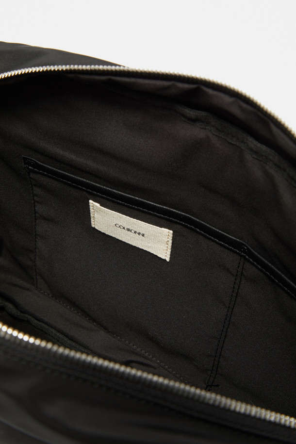 모바 메신저 크로스 36은 미디엄 사이즈의 사각 메신저백으로, 나일론과 폴리우레탄 소재로 제작되어 내구성이 뛰어납니다. 블랙 컬러의 무지 디자인으로, 미니멀, 시크, 캐주얼 스타일을 연출하기 좋습니다. 13인치 아이패드 수납이 가능하며, 멀티 수납 공간과 탈부착 가능한 멀티 파우치를 통해 수납력을 높였습니다. 도시적인 무드를 자아내며, 탈부착 가능한 카라비너와 지퍼 디자인으로 실용성을 더했습니다. 일상 및 여행룩에 모두 잘 어울리는 유니섹스 디자인의 메신저백입니다.
