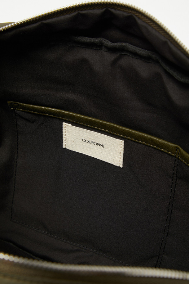 Mova 메신저 크로스 36은 남녀공용으로, 미니멀, 캐주얼, 시티보이 스타일을 즐기는 분들을 위한 가방입니다. 나일론과 폴리우레탄 소재로 제작되어 튼튼하며, 13인치 사이즈의 미디엄 크기로 넉넉한 수납 공간을 제공합니다. 무지 디자인에 실버 하드웨어 장식으로 포인트를 더했으며, 탈부착 가능한 멀티 파우치/지갑 분리가 가능합니다. 여행룩, 출근룩 등 다양한 TPO에 활용하기 좋으며, 전면 및 후면 지퍼 포켓, 우측 포켓, 내부 포켓 등 넉넉한 수납 공간을 갖춘 실용적인 사각 메신저백입니다. 지퍼형 잠금 방식으로 소지품을 안전하게 보관할 수 있습니다.
