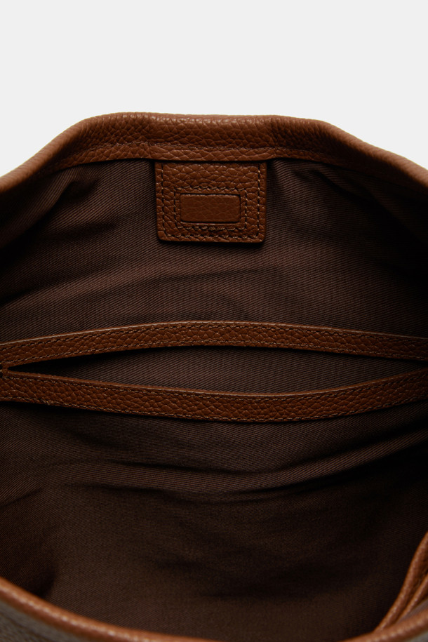 Seine 숄더 36은 여성 고객을 위한 미디엄 사이즈의 브라운 컬러 가죽 숄더백입니다. 심플하고 미니멀한 디자인으로, 반원 형태의 가방 모양과 지퍼형 잠금 방식이 특징입니다. 클래식하고 미니멀한 스타일을 추구하며, 출근룩이나 모임룩에 세련된 포인트를 더할 수 있습니다. 일상생활에서 폭넓게 활용하기 좋은 실용적인 숄더백입니다.
