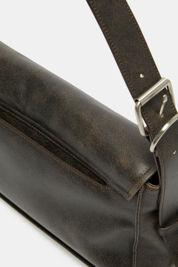 Due 숄더 33은 여성 고객을 위한 미디엄 사이즈의 사각 숄더백입니다. 부드러운 소가죽 소재에 버클 장식으로 포인트를 주어 클래식, 미니멀, 시크 스타일을 연출합니다. 내부에는 13인치 디바이스 수납이 가능하며, 오피스 포켓이 있어 실용성을 더했습니다. 2-way 착용이 가능하며, 조절 가능한 숄더 스트랩과 빈티지 텍스처, 매트 실버 하드웨어, 오버랩 프론트 플랩 디자인이 특징입니다. 오피스룩, 비즈니스 캐주얼, 모임룩에 잘 어울립니다.
