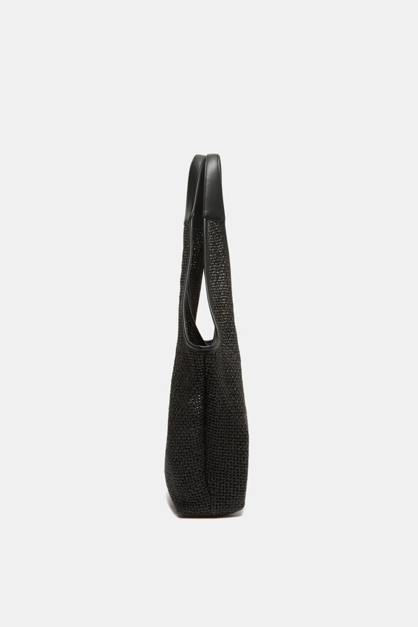 Seine Easy Shoulder 43 Raffia는 라피아와 합성가죽 소재의 여성용 숄더백입니다. 15인치 노트북 수납이 가능한 넉넉한 라지 사이즈로, 무지 패턴의 블랙 컬러가 어떤 룩에도 자연스럽게 어울립니다. 부드러운 텍스처와 경량, 방수 기능을 갖춰 일상에서 편안하게 사용할 수 있으며, 분리형 내부 보드와 내부 포켓 1개가 있어 높은 수납력을 자랑합니다.
