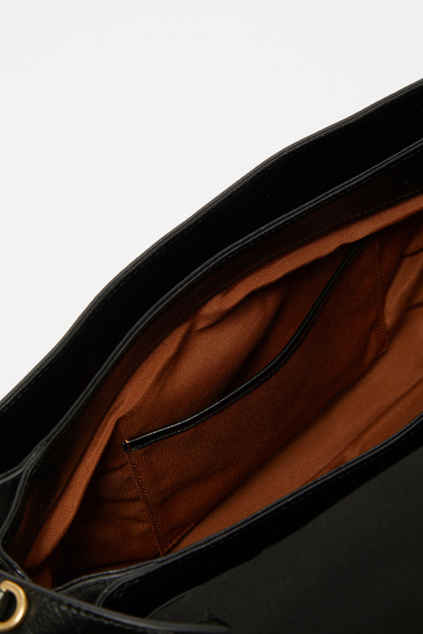 Fermier 토트 33은 여성용 미디엄 사이즈 토트백으로, 블랙 컬러의 소가죽 소재로 제작되었습니다. 버클과 스크류 장식, 골드 톤 하드웨어, 광택 마감으로 시크한 매력을 더하며, 3단 수납공간, 내부 지퍼 포켓, 내부 및 외부 오픈 포켓, 탈부착 스트랩, 사이즈 조절 기능, 3-way 착용이 가능한 실용적인 디자인입니다. 사각 형태에 자석형 잠금 방식으로, 스웨이드 내부 마감과 자연스러운 패티나 형성이 특징입니다. 오피스룩, 비즈니스 캐주얼, 모임룩 등 다양한 TPO에 클래식, 미니멀, 시크 스타일을 연출하기 좋습니다.
