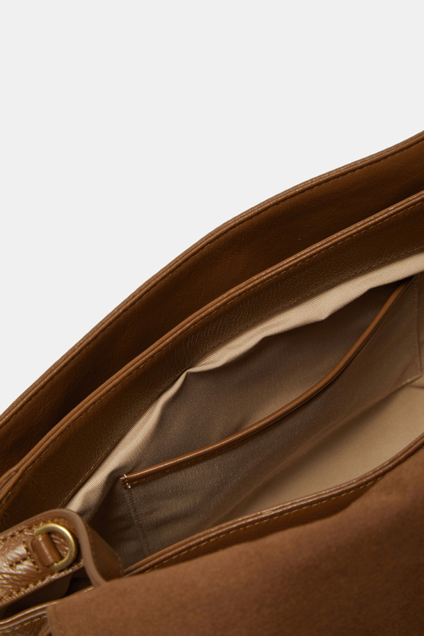 Fermier 토트 33은 부드러운 소가죽과 스웨이드 소재, 엠보싱 처리로 고급스러움을 더한 여성 토트백입니다. 브라운과 골드 색상 조합, 사각 디자인에 스크류 장식과 골드 하드웨어 디테일이 돋보입니다. 미디엄 사이즈로 오피스룩, 모임룩, 데이트룩 등 다양한 TPO에 활용 가능하며, 클래식, 미니멀, 시크 스타일에 잘 어울립니다. 3단 수납, 탈부착 스트랩, 길이 조절 기능은 물론, 내부 지퍼 포켓, 내부 오픈 포켓, 외부 백패널 오픈 포켓 2개로 실용성을 높였습니다. 3-way 컨버터블 디자인에 자연스러운 패티나 형성이 특징이며, 자석형 잠금 방식으로 소지품을 안전하게 보관할 수 있습니다.
