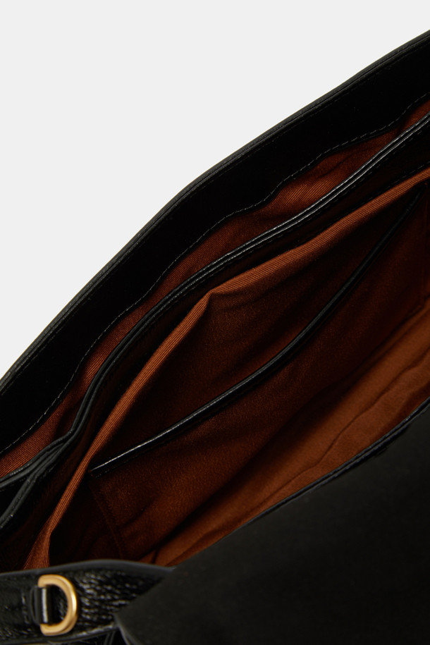 Fermier 토트 27은 소가죽과 스웨이드 소재를 사용하여 모던하면서도 캐주얼한 스타일을 연출하는 여성용 미디엄 사이즈 가방입니다. 블랙, 브라운, 아이보리, 레드, 실버의 다양한 컬러 옵션으로 제공되며, 무지 디자인에 스크류 장식으로 포인트를 더했습니다. 3-way 스타일링이 가능하며, 내부 3개의 칸과 지퍼 포켓 1개, 오픈 포켓 1개, 외부 백 포켓 1개로 실용성을 높였습니다. 탈부착 가능한 크로스 스트랩과 사이즈 조절 기능으로 실용성을 더했으며, 빈티지 시계 모티브 디자인이 특징입니다. 마그네틱형 잠금 방식으로 편리하며, 출근룩과 모임룩에 모두 잘 어울립니다.
