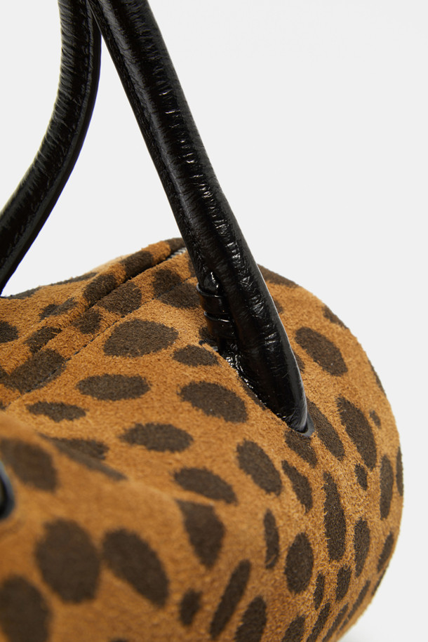 "Bilo tote 26 Bambi"는 레오파드 패턴이 돋보이는 여성용 토트백입니다. 미디엄 사이즈의 원통형 디자인으로, 숄더 스트랩이 있어 편리하게 착용할 수 있습니다. 클래식, 레트로, 캐주얼 스타일을 모두 아우르며, 데이트룩, 모임룩, 휴가룩 등 다양한 TPO에 활용 가능합니다.
