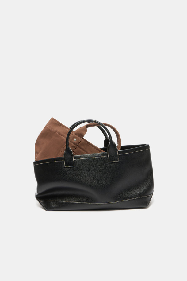 세느 이지 토트 45는 여성스러운 스타일을 강조하는 미디엄 사이즈의 블랙 토트백입니다. 방수 기능을 갖춘 가볍고 실용적인 합성가죽 소재로 제작되어 출근룩, 오피스룩, 쇼핑룩 등 다양한 TPO에 활용하기 좋습니다. 13인치 아이패드 수납이 가능하며, 내부 수납공간과 탈부착 가능한 내부 보드를 통해 수납력을 높였습니다. 미니멀, 클래식, 시크한 스타일을 즐겨 입는 분들에게 적합한 사각 디자인의 토트백입니다.
