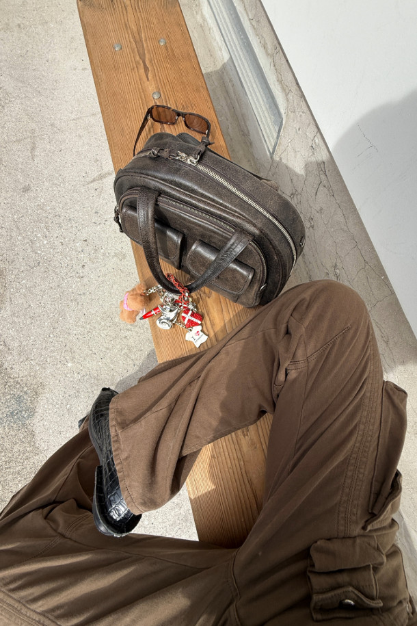 Buttony Tote 33 (버터니 토트 33)은 여성용 가방으로, 미디엄 사이즈의 블랙 가죽 토트백입니다. 심플한 무지 디자인에 버튼 장식이 포인트로 더해져 클래식, 미니멀, 시크한 스타일을 연출합니다. 숄더 스트랩과 손잡이가 있어 다양한 방식으로 활용 가능하며, 사각 형태로 제작되어 넉넉한 수납공간을 제공합니다. 오피스룩, 출근룩, 모임룩 등 다양한 TPO에 잘 어울리는 데일리 가방으로, 버튼형 잠금 방식으로 소지품을 안전하게 보관할 수 있습니다. Buttony Tote 33 시리즈는 당신의 세련된 스타일을 완성해 줄 것입니다.
