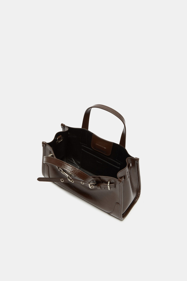 페르미에 데이 토트 27은 여성용 가방으로, 미디엄 사이즈의 합성 가죽 소재 토트백입니다. 브라운 컬러의 무지 디자인에 버클과 체인 장식이 돋보이며, 3way 스타일링이 가능하여 다양한 연출이 가능합니다. 탈부착 스트랩, 내부 포켓, 넉넉한 수납공간을 갖춰 실용성을 높였으며, 11인치 수납이 가능합니다. 사각 모양에 광택감 있는 마감과 실버 하드웨어, 버클형 잠금 방식으로 클래식하면서도 미니멀한 스타일을 완성합니다. 데일리 및 일상 용도로 활용하기 좋습니다.
