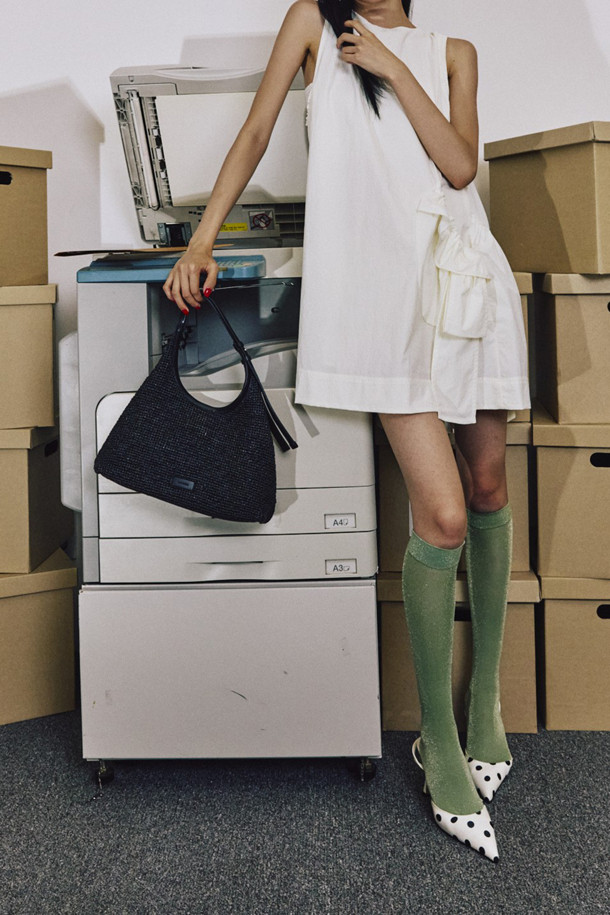 세느 토트 30 라피아는 여성용 가방으로, 은은한 실버 컬러의 라피아 소재와 합성가죽의 조화가 돋보이는 제품입니다. 콤팩트한 사이즈에 무지 패턴으로 어떤 스타일에도 잘 어울리며, 사각 형태의 디자인과 실버 하드웨어 장식이 세련됨을 더합니다. 가볍고 방수, 생활 방수가 가능하며, 2-way 착용 방식으로 실용성을 높였습니다. 내부 포켓이 있어 수납력을 높였으며, 부드럽고 유연한 소재, 넉넉한 밑면, 뛰어난 수납력, 그리고 내구성이 강화되어 튼튼하게 오래 사용할 수 있습니다. 여름 휴가룩, 리조트룩, 바캉스룩에 매치하여 미니멀, 리조트, 클래식 스타일을 연출해보세요.
