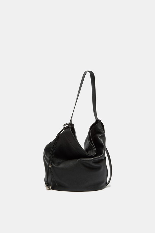 **하루 숄더 24**는 여성스러운 스타일을 완성하는 숄더백입니다. 라미네이트 레더와 천연가죽 소재에 엠보싱 패턴으로 고급스러움을 더했으며, 13인치 아이패드 수납이 가능한 미디엄 사이즈입니다. 실버 하드웨어와 분리형 참 장식이 특징이며, 2-way 디자인으로 다양한 스타일링이 가능합니다. 내부 포켓과 생활 방수 기능을 갖춰 실용성을 높였으며, 오피스룩, 출근룩, 모임룩 등 다양한 TPO에 클래식, 미니멀, 시크한 무드를 연출합니다. 스크래치 방지 기능과 조절 가능한 숄더 스트랩으로 편안하게 사용하세요.
