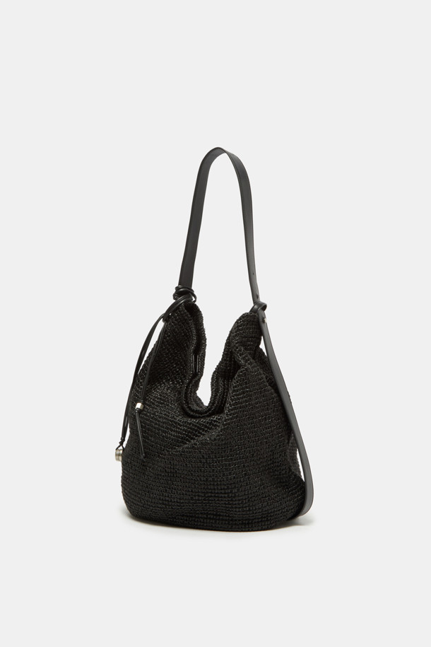 Haru Shoulder 24 Raffia (하루 숄더 24 라피아)는 여성 고객을 위한 미디엄 사이즈 숄더백입니다. 라피아와 합성가죽 소재로 제작되었으며, 실버 하드웨어 디테일이 돋보입니다. 무지 패턴에 사각 모양으로, 자연스러운 실루엣과 부드러운 촉감을 선사합니다. 아이패드 13인치 수납이 가능하며, 내부 포켓 1개, 분리형 참 장식, 슬림 스트랩, 2way 착용이 가능한 실용적인 디자인입니다. 여행, 휴가, 리조트룩에 어울리는 미니멀, 리조트, 클래식 스타일의 가방으로, 오염 방지 기능과 깔끔한 외관을 자랑합니다.
