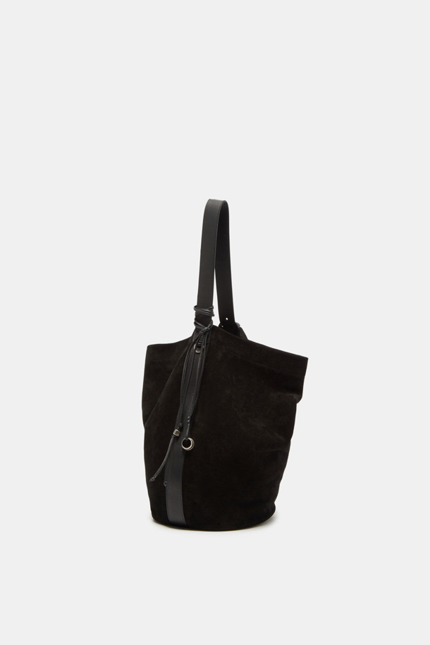 Haru Shoulder 24 Suede (하루 숄더 24 스웨이드)는 여성 및 남성 모두 착용 가능한 미디엄 사이즈의 숄더백입니다. 블랙과 브라운 두 가지 색상으로 출시되었으며, 스웨이드와 가죽 소재를 사용하여 고급스러운 느낌을 줍니다. 사각 쉐입에 마그네틱형 잠금 방식으로 편리하며, 13인치 아이패드 수납이 가능합니다. 숄더 및 슬림 스타일 2way로 연출할 수 있으며, 데일리 쇼핑룩에 어울리는 클래식, 미니멀, 시크 스타일의 가방입니다. 자연스러운 실루엣과 착용감으로 편안하게 사용할 수 있으며, 내부 포켓 1개와 디자인 참 장식이 포인트입니다.
