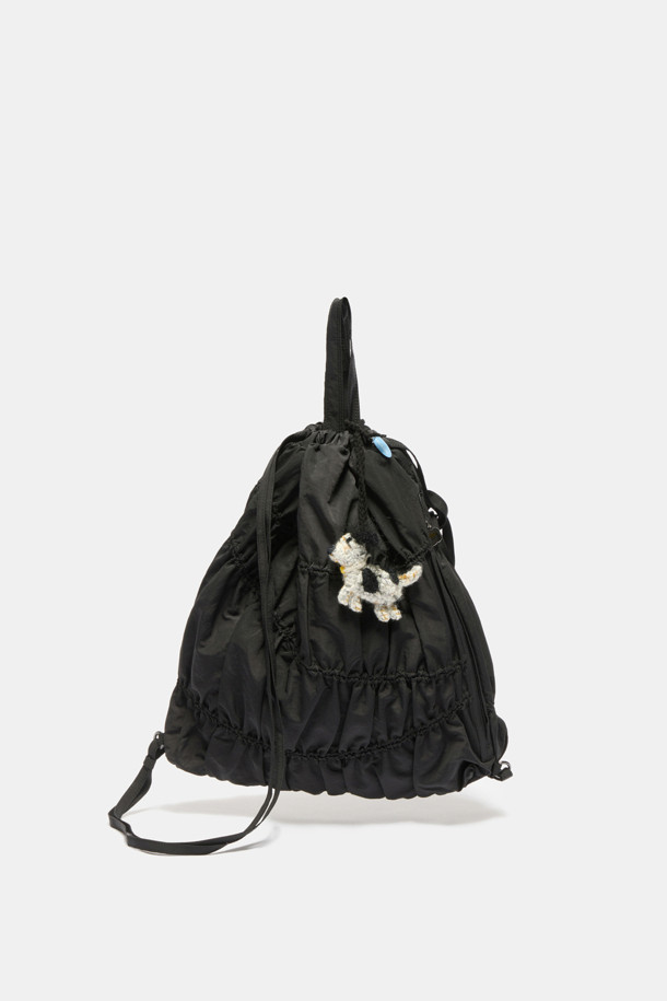 에버 셔링 백팩 36은 여성용 미디엄 사이즈 백팩입니다. 세련된 셔링 디자인과 무지 패턴의 블랙 컬러가 미니멀, 캐주얼, 시크 스타일을 연출합니다. 13인치 태블릿/아이패드 수납이 가능하며, 내부 오픈 포켓 1개와 지퍼 포켓 1개로 실용성을 더했습니다. 조절 가능한 스트랩과 사각 디자인으로 편안하게 착용 가능하며, 출근룩과 여행룩에 모두 잘 어울립니다. 나일론 소재로 제작되어 내구성이 뛰어나며, 지퍼형 잠금 방식으로 소지품을 안전하게 보관할 수 있습니다.
