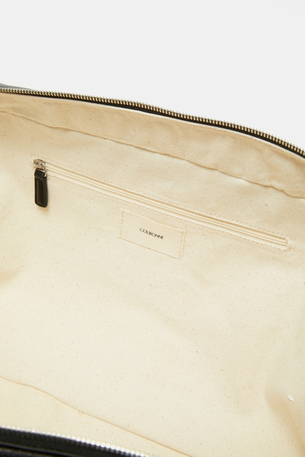 듀 토트 39는 여성용 미디엄 사이즈 토트백으로, 오피스룩, 출근룩, 모임룩에 잘 어울리는 가방입니다. 블랙 색상의 무지 패턴에 합성가죽 소재를 사용하여 클래식, 미니멀, 시크한 스타일을 연출합니다. 사각형 디자인에 지퍼형 잠금 방식을 갖췄으며, 방수 및 생활 방수 기능을 제공하여 실용성을 더했습니다. 3-way 컨버터블 디자인으로 탈부착 가능한 스트랩을 활용할 수 있으며, 내부 지퍼 포켓과 13인치 아이패드 수납이 가능합니다. 실버 하드웨어와 탈부착 가능한 미러 참 세트로 포인트를 더했습니다.
