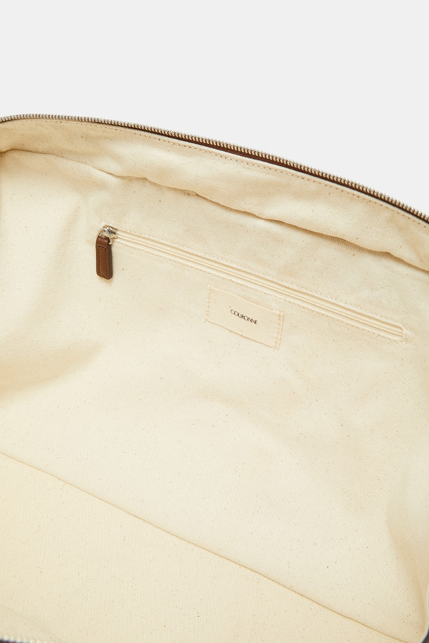 듀 토트 39는 부드러운 드레이핑 실루엣과 사각 형태가 돋보이는 여성 토트백입니다. 미디엄 사이즈로 제작되어 13인치 아이패드 수납이 가능하며, 내부 지퍼 포켓이 있어 소지품을 안전하게 보관할 수 있습니다. 합피 소재에 무지 디자인으로 클래식하고 모던한 스타일을 연출하며, 탈부착 스트랩과 미러 참 액세서리로 다양한 스타일을 소화할 수 있습니다. 출근룩과 오피스룩에 잘 어울리며, 3-way 멀티 스타일(토트/숄더/크로스바디)로 활용도가 높습니다. 아이폰, 아이패드, 맥북 프로까지 수납 가능한 실용적인 데일리 가방입니다.
