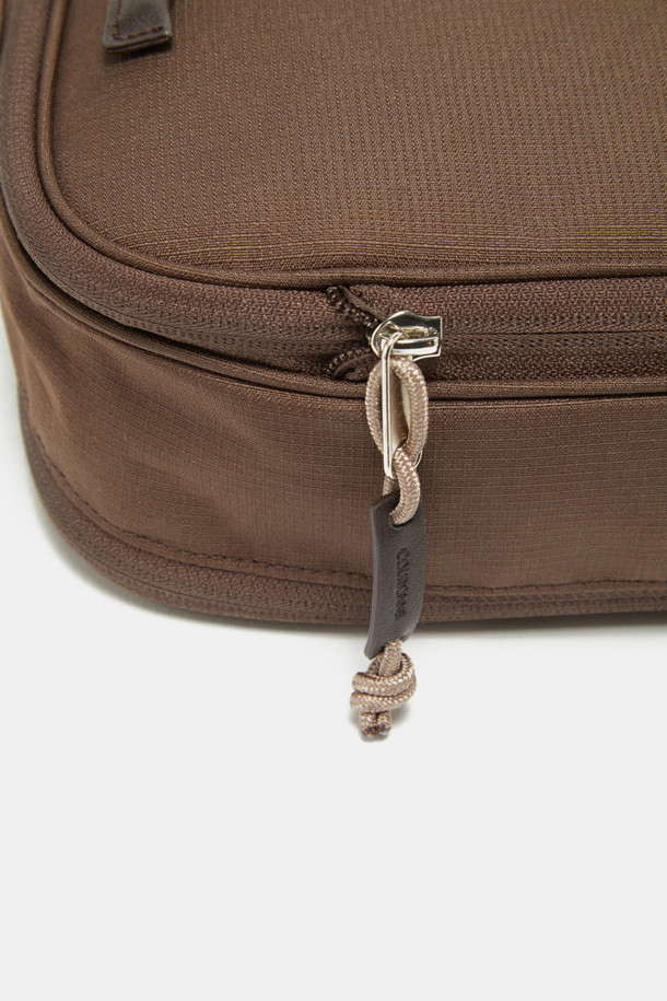 여성용 베이지/레드 컬러 Bagel Packing Pouch 30은 그리드 패턴의 사각 파우치백입니다. 나일론과 메쉬 소재를 사용하여 통기성이 우수하며, 압축 지퍼로 공간 확장이 가능하고 내/외부 포켓이 있어 여행이나 일상에서 유용하게 사용할 수 있습니다. 스몰 사이즈에 손잡이가 있으며 지퍼형 잠금 방식으로 안전한 수납을 제공합니다.
