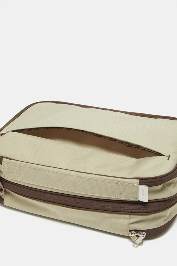 여성용 Bagel Packing Pouch 34는 애플그린, 베이지 색상의 미디엄 사이즈 파우치입니다. 그리드 패턴의 나일론 소재로 제작되었으며, 지퍼형 잠금 방식과 사각 가방 모양을 특징으로 합니다. 압축 지퍼를 통해 공간 확장이 가능하며, 상단 손잡이, 외부 포켓 1개, 내부 포켓 1개, 내부 중앙 분리 수납공간 2개, 메쉬 소재를 통한 통기성 등 다양한 수납 및 기능적 요소를 제공합니다.
