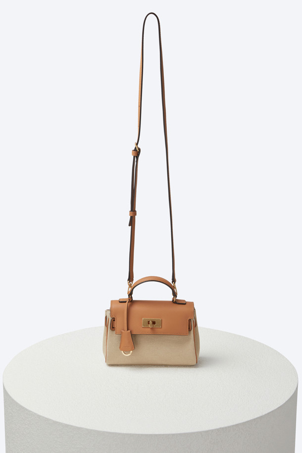 스테파니 클래식 미니어처 18은 여성용 토트백으로, 아이보리 색상의 소가죽과 캔버스 소재로 제작되었습니다. 미니멀한 사이즈에 무지 패턴, 골드/실버 하드웨어 장식이 돋보이며, 내부 통수납과 2개의 내부 포켓, 뒷판 오픈 포켓 1개로 실용성을 더했습니다. 조절 가능한 숄더 스트랩으로 다양한 스타일 연출이 가능하며, 휴대폰 수납에 용이합니다. 데이트룩, 모임룩, 일상에서 캐주얼하면서도 클래식한 스타일을 완성할 수 있습니다.
