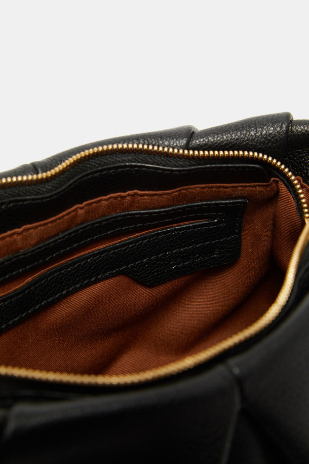 비아 크로스 25는 페미닌한 플리츠 바디와 스크류 디테일이 돋보이는 여성용 크로스백입니다. 부드러운 소가죽 소재와 미디엄 사이즈로 제작되어 데이트룩과 모임룩에 적합하며, 클래식, 미니멀, 걸리시 스타일을 모두 아우릅니다. 탈부착 가능한 스트랩으로 클러치백으로도 활용 가능하며, 내부에는 2개의 오픈 포켓이 있어 실용적입니다. 자연스러운 볼륨감을 살린 원통형 디자인과 골드 컬러 마감 브라스 하드웨어, 지퍼형 잠금 방식으로 고급스러움을 더했습니다.
