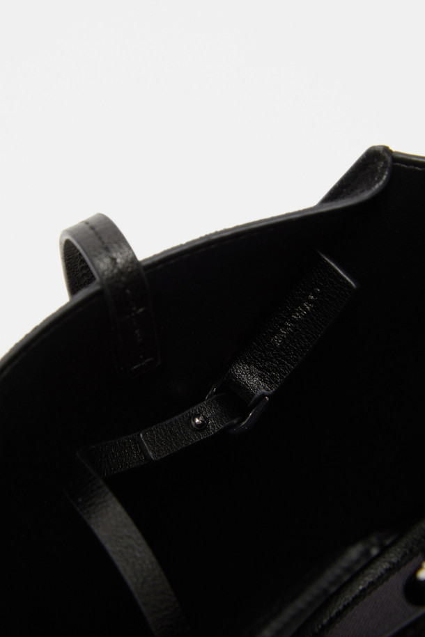 세련된 디자인의 Tenet 숄더 14 숄더백은 여성들을 위한 미디엄 사이즈 가방입니다. 부드러운 소가죽과 스웨이드 소재의 조화가 돋보이며, 무지 패턴에 링 장식으로 포인트를 더했습니다. 탈부착 가능한 스트랩과 분리형 파우치로 실용성을 높였으며, 3way 연출(숏 숄더, 롱 숄더, 크로스백)이 가능하여 다양한 스타일을 소화할 수 있습니다. 블랙과 브라운 두 가지 색상으로 출시되었으며, 실버 하드웨어와 사선 절개라인 디자인이 특징입니다. 미니멀하고 클래식한 무드로 출근룩과 모임룩에 모두 잘 어울립니다.
