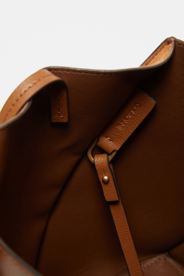 테넷 숄더 14 (Tenet Shoulder 14)는 여성스러운 스타일을 완성하는 미디엄 사이즈 숄더백입니다. 블랙과 브라운 두 가지 색상으로 출시되었으며, 소가죽과 스웨이드 소재의 조화가 고급스러운 분위기를 연출합니다. 링 장식과 사선 절개 디자인, 실버 하드웨어는 미니멀하면서도 시크한 매력을 더합니다. 탈부착 가능한 스트랩과 분리형 파우치, 3 way 연출, 스트랩 길이 조절 기능으로 실용성을 높였으며, 오피스룩과 모임룩에 활용하기 좋습니다.
