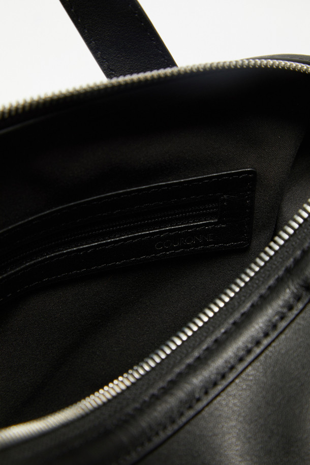 자하 하디드의 건축물에서 영감을 받아 유연한 라인으로 디자인된 Ruvo Tote 26 (루보 토트 26) 토트백입니다. 부드러운 네이키드 타입 소가죽 소재의 미디엄 사이즈 블랙 컬러 가방으로, 미니멀한 스타일과 실버 하드웨어 장식이 세련된 느낌을 더합니다. 탈부착 및 길이 조절 가능한 스트랩으로 3way 연출이 가능하며, 지퍼형 잠금 방식과 내부 지퍼 포켓, 내부 포켓으로 실용성을 높였습니다. 출근룩과 오피스룩, 그리고 미니멀, 클래식, 시크한 스타일을 즐겨 입는 여성분들께 데일리백으로 추천합니다.
