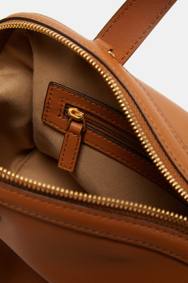 루보 토트 26은 자하 하디드의 건축물에서 영감을 받아 탄생한 여성 토트백입니다. 부드러운 네이키드 소가죽과 소가죽 소재로 제작되었으며, 브라운 컬러와 미니멀하고 클래식한 디자인이 특징입니다. 탈부착 및 길이 조절이 가능한 스트랩, 사각 형태, 골드 하드웨어 장식이 고급스러운 분위기를 더하며, 토트, 숄더, 크로스백으로 3way 연출이 가능합니다. 내부 지퍼 포켓 1개와 내부 포켓 1개가 있어 수납력을 높였으며, 오피스룩과 모임룩, 일상에서 시크하게 연출하기 좋습니다.
