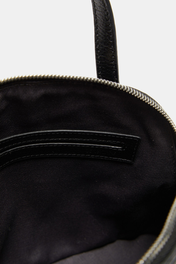 플레비 토트 27은 소가죽 소재의 여성용 미디엄 사이즈 토트백입니다. 블랙 컬러의 무지 디자인으로, 라운드형 쉐입과 클래식한 스타일을 연출합니다. 탈부착 가능한 스트랩과 내부 포켓이 있어 실용성을 높였으며, 엠보 슈렁큰 가공으로 고급스러운 질감을 더했습니다. 오피스룩, 출근룩, 모임룩에 매치하여 클래식, 미니멀, 시크한 무드를 완성할 수 있습니다. 실버 유광 하드웨어 디테일이 세련된 포인트를 더합니다.
