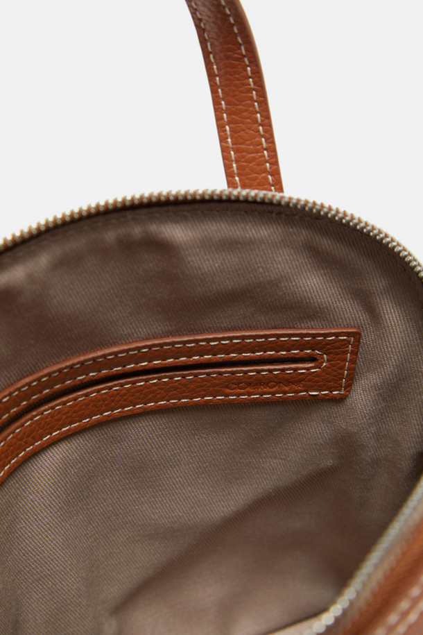 플레비 토트 27은 부드러운 소가죽 소재의 미디엄 사이즈 토트백입니다. 브라운 컬러에 무지 패턴으로, 클래식하고 미니멀한 스타일을 연출합니다. 엠보 슈렁킨 가공으로 고급스러운 질감을 더했으며, 실버 유광 하드웨어와 라운드 형태가 특징입니다. 탈부착 가능한 스트랩과 내부 포켓이 있어 실용적이며, 데일리백, 숄더백, 크로스백으로 다양하게 활용 가능합니다. 출근룩, 모임룩 등 일상적인 용도로 적합합니다.
