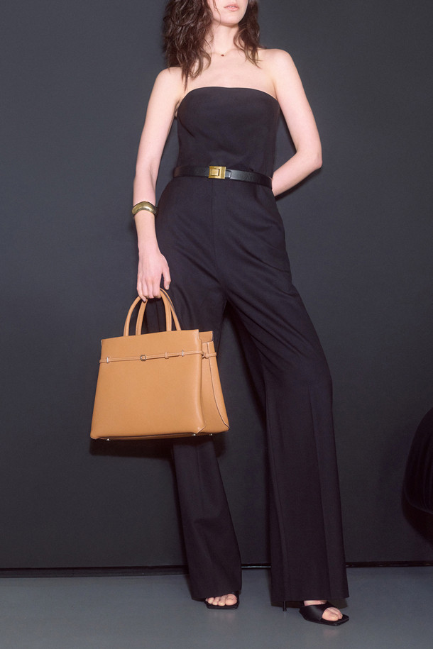 세련된 Adele 토트 36은 브라운과 카멜 두 가지 색상으로 출시된 여성용 토트백입니다. 가죽 소재로 제작되어 고급스러운 느낌을 주며, 미디엄 사이즈로 실용성을 더했습니다. 사각형 디자인에 지퍼형 잠금 방식으로 소지품을 안전하게 보관할 수 있습니다. 숄더 스트랩이 있어 숄더백으로도 활용 가능하며, 오피스룩, 비즈니스 캐주얼, 모임룩 등 다양한 TPO에 잘 어울립니다. 클래식, 미니멀, 시크 스타일을 즐겨 입는 여성에게 추천합니다.
