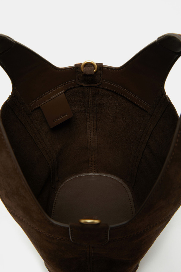 세련된 무드를 연출하는 '티베리 토트 17 스웨이드' 입니다. 부드러운 스웨이드 소재와 브라운 컬러가 만나 고급스러운 분위기를 자아냅니다. 미디엄 사이즈의 반원 모양 토트백으로, 숄더 스트랩이 있어 크로스바디 스타일로도 연출 가능합니다. 오픈형 잠금 방식을 채택하여 편리하게 소지품을 꺼낼 수 있으며, 데이트룩, 모임룩, 출근룩 등 다양한 TPO에 활용 가능합니다. 클래식, 미니멀, 시크 스타일을 즐겨 입는 여성분들께 추천합니다.
