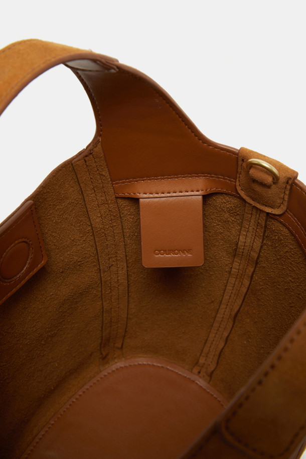 Teaberry (티베리) 토트 17 스웨이드 여성 토트백은 부드러운 스웨이드 소재로 제작되어 고급스러운 분위기를 자아냅니다. 브라운 컬러의 미디엄 사이즈, 반원 모양 디자인으로 세련된 데이트룩, 모임룩, 출근룩에 잘 어울립니다. 숄더 스트랩이 있어 편리하게 멜 수 있으며, 오픈형 잠금 방식으로 소지품을 쉽게 넣고 꺼낼 수 있습니다. 클래식, 미니멀, 시크 스타일을 선호하는 여성분들께 추천하는 Teaberry (티베리) 브랜드의 토트백입니다.
