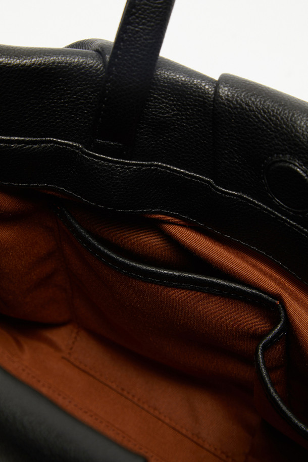 세련된 여성의 일상과 특별한 날을 빛내줄 비아 토트 32 토트백입니다. 부드러운 소가죽 소재에 엠보싱 패턴을 더해 고급스러운 느낌을 선사하며, 플리츠와 스크류 디테일로 포인트를 주어 클래식하면서도 시크한 매력을 강조합니다. 2-way 스타일로 숄더 스트랩 탈부착 및 조절이 가능하여 출근룩, 오피스룩, 모임룩 등 다양한 TPO에 맞춰 활용할 수 있습니다. 내부에는 지퍼 포켓 1개와 오픈 포켓 1개가 있어 실용적인 수납이 가능하며, 미디엄 사이즈로 데일리 아이템을 넉넉하게 수납할 수 있습니다. 골드와 실버 하드웨어, 사각 모양에 마그네틱형 잠금 방식으로 편리함까지 더했습니다.
