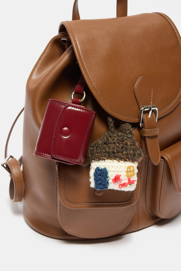 버터니 백팩 24는 부드러운 소가죽 소재의 여성 가방입니다. 브라운 컬러의 무지 디자인으로, 버튼, 지퍼, 드로우스트링 디테일이 돋보이며, 미디엄 사이즈의 사각형 쉐입을 갖추었습니다. 외부 오픈 포켓 2개, 지퍼 포켓 1개, 내부 백패널 오픈 포켓 1개로 실용적인 수납력을 제공하며, 조절 가능한 스트랩으로 편안한 착용감을 선사합니다. 글로시 마감으로 고급스러움을 더하여 데이트룩, 쇼핑룩, 카페룩 등 다양한 TPO에 클래식, 미니멀, 시크 스타일을 연출하기 좋습니다.
