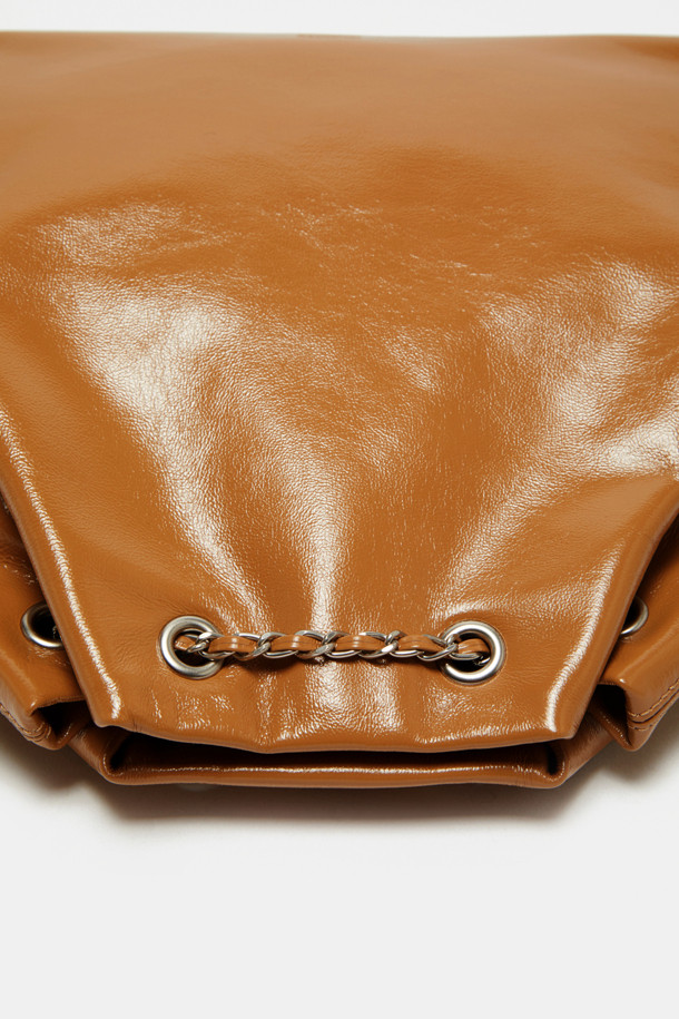 세련된 디자인의 노아 체인 백팩 29 (Noa Chain Backpack 29)을 소개합니다. 부드러운 소가죽 소재로 제작되었으며, 매트 실버 하드웨어와 글로시 마감으로 고급스러움을 더했습니다. 미디엄 사이즈의 사각 쉐입 백팩으로, 11인치 iPad 수납이 가능하며 양쪽 사이드 포켓과 내부 포켓 1개로 실용성을 높였습니다. 숄더백, 크로스백, 핸드백으로 변형 가능하여 다양한 스타일 연출이 가능하며, 체인 디테일로 포인트를 주어 데이트룩, 쇼핑룩, 모임룩 등 어떤 TPO에도 잘 어울립니다. 미니멀하고 시크한 스타일을 선호하는 여성분들께 추천합니다.
