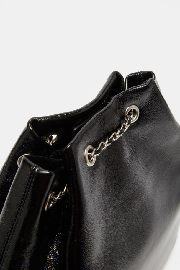 Noa 체인 백팩 29는 여성들을 위한 미디엄 사이즈의 블랙 소가죽 백팩입니다. 광택 있는 가죽 마감과 사각 쉐입, 체인 장식이 클래식하면서도 모던한 스타일을 연출합니다. 태블릿 수납이 가능하며, 내부 포켓과 측면 포켓으로 실용성을 더했습니다. 숄더백 또는 크로스백으로 변형하여 오피스룩, 모임룩 등 다양한 TPO에 활용 가능하며, 미니멀하고 시크한 스타일을 완성합니다. 버클형 잠금 방식으로 안전하게 소지품을 보관할 수 있습니다.
