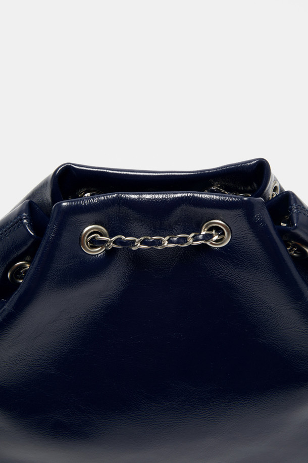 Noa 체인 백팩 29는 여성스러운 매력을 강조하는 미디엄 사이즈 백팩입니다. 부드러운 소가죽 소재와 블랙 컬러, 무지 디자인으로 모던하면서도 시크한 분위기를 연출합니다. 사각 쉐입과 곡선 디자인의 조화가 돋보이며, 체인 장식 디테일이 포인트입니다. 사이즈 조절 가능한 스트랩, 손잡이, 측면 및 내부 포켓, 그리고 11인치 아이패드 수납이 가능하여 실용성을 더했습니다. 컨버터블 스트랩 시스템으로 숄더백과 크로스백으로 활용할 수 있으며, 오피스룩, 모임룩, 데이트룩 등 다양한 TPO에 클래식, 미니멀, 시크 스타일을 연출하기 좋습니다.
