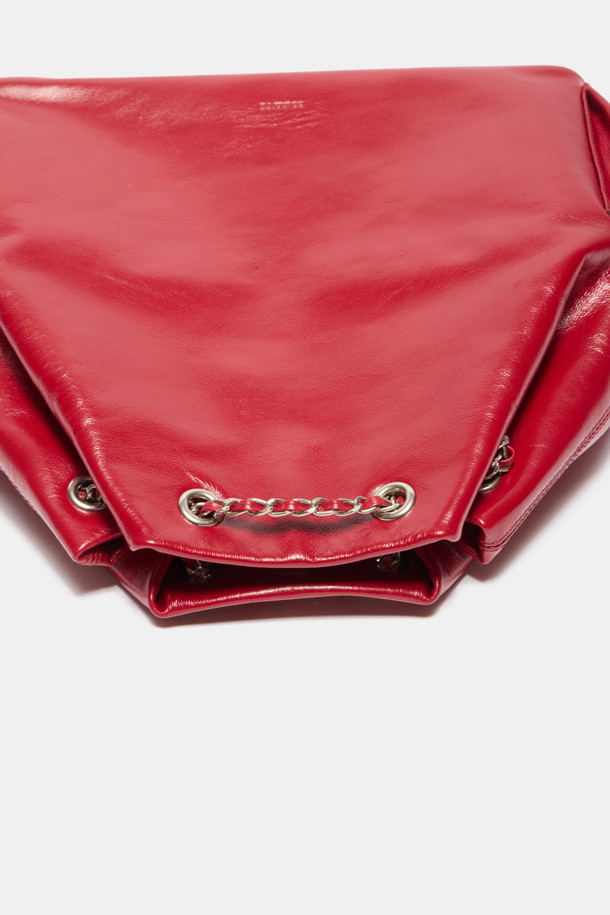 Noa 체인 백팩 29는 여성스러운 매력을 더해줄 미디엄 사이즈의 사각 백팩입니다. 소가죽 소재의 레드 컬러, 무지 패턴 디자인으로 클래식하고 엘레강스한 스타일을 연출합니다. 11인치 아이패드 수납이 가능하며, 내부 포켓, 측면 포켓이 있어 실용적입니다. 숄더, 크로스, 백팩 3way로 연출 가능하며, 체인 스트랩으로 길이 조절이 가능하여 데이트룩, 모임룩 등 다양한 TPO에 맞춰 시크하고 미니멀한 스타일을 완성할 수 있습니다. 매트 실버 하드웨어 디테일이 고급스러움을 더합니다.
