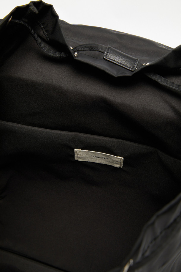 Mova 백팩 34는 남녀 모두 사용 가능한 미디엄 사이즈의 사각 백팩입니다. 블랙 색상의 무지 패턴으로 미니멀, 캐주얼, 클래식 스타일을 연출하며, 여행룩에 잘 어울립니다. 13인치, 16인치 노트북 및 태블릿을 수납할 수 있으며, 분리형 수납 파우치와 전면 지퍼 포켓이 있어 실용적입니다. 나일론 소재에 지퍼와 버클 디자인 장식이 더해졌으며, 조절 가능한 스트랩과 지퍼형 잠금 방식으로 편리함을 더했습니다. 일상 및 여행 시 유용하게 사용할 수 있습니다.
