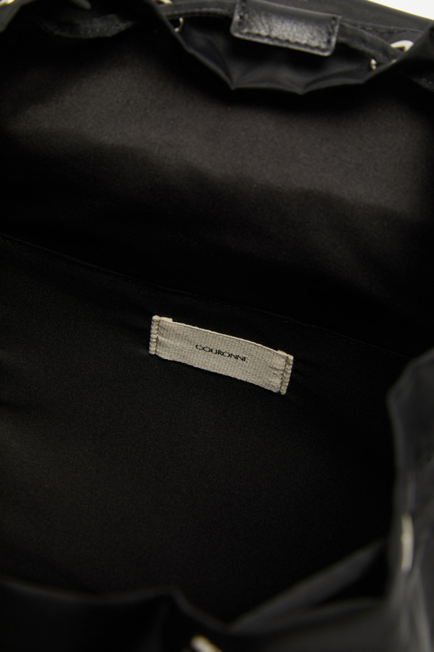 **Mova 백팩 29**는 여성용 미디엄 사이즈 백팩으로, 나일론 소재의 무지 디자인에 버클 장식이 돋보입니다. 수납의 편의성을 높이는 다양한 특징들을 갖추고 있는데, 태블릿/아이패드 수납이 가능하며, 분리형 멀티 파우치와 2개의 외부 지퍼 포켓, 1개의 내부 오픈 포켓, 그리고 1개의 내부 지퍼 포켓이 있습니다. 또한 외부 패스스루 지퍼가 있어 편리하며, 가방은 사각형 모양으로 지퍼와 버클로 잠글 수 있습니다. 일상생활에서 미니멀하고 캐주얼한 스타일을 연출하기에 적합합니다.
