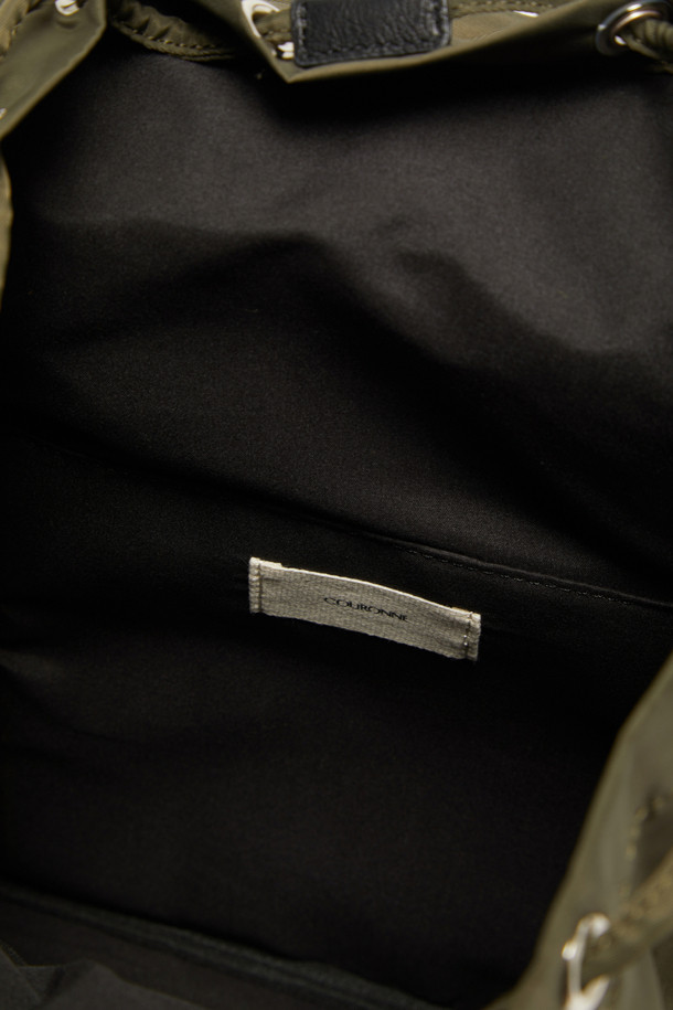 Mova 백팩 29는 여성용 미디엄 사이즈의 나일론 소재 가방입니다. 무지 패턴의 사각 디자인으로, 지퍼 포켓과 멀티 파우치 등의 디자인 장식이 돋보입니다. 13인치 디바이스 수납이 가능하며, 사이즈 조절 및 손잡이 기능이 갖춰져 있습니다. 소프트 바디 구조와 더불어 외부 지퍼 포켓 2개, 내부 오픈 포켓 1개, 내부 지퍼 포켓 1개, 외부 패스스루 지퍼 1개, 분리형 멀티 파우치, 조절 가능한 스트랩 등으로 실용성을 더했습니다. 지퍼형 잠금 방식으로, 미니멀하고 베이직한 스타일을 연출하여 일상생활에서 활용하기 좋습니다.
