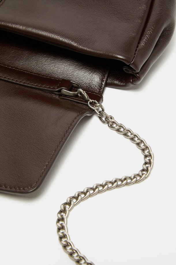 피벗 크로스 21 (Pivot Cross 21)은 부드러운 소가죽 소재와 자연스러운 광택, 주름이 돋보이는 여성 숄더백 겸 크로스백입니다. 크림색과 다크브라운 두 가지 색상으로 출시되었으며, 클래식, 미니멀, 시크한 스타일을 연출하기 좋습니다. 팬 형태의 디자인에 체인, 메탈 장식, D링 디테일이 더해져 세련된 무드를 선사합니다. 내부에는 오픈 포켓 1개, 백패널 포켓 1개, 백패널 우측 포켓 1개가 있어 수납력을 높였으며, 데이트룩, 모임룩, 카페룩에 포인트를 더할 수 있습니다. 25FW 시즌을 맞아 선보이는 트렌디한 가방입니다.
