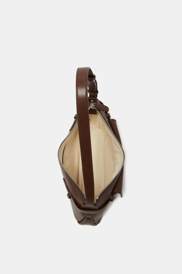 Noa 포켓 크로스 31은 여성 고객을 위한 미니멀하고 시크한 스타일의 크로스백입니다. 블랙, 브라운, 카멜 세 가지 색상으로 출시되었으며, 천연 가죽 소재에 실버 하드웨어 장식으로 포인트를 더했습니다. 옥스포드 원단 안감과 내부 지퍼 포켓, 탈부착 가능한 크로스 스트랩으로 실용성을 높였으며, 2way 착용이 가능합니다. 사각 쉐입에 생활 방수 기능을 갖춰 출근룩과 모임룩 등 일상생활에서 폭넓게 활용할 수 있습니다. 라미네이팅 처리, 스크래치 방지, 내구성 강화, 관리 용이한 특징을 갖춘 가방입니다.
