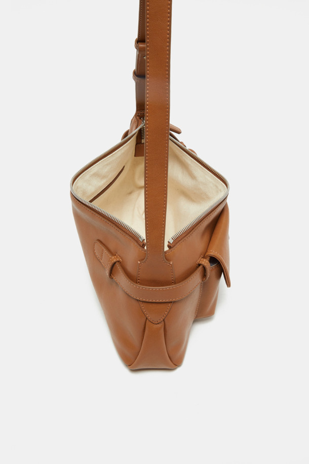 노아 포켓 크로스 31은 세련된 디자인과 실용성을 겸비한 여성용 크로스백입니다. 인조가죽과 면 소재로 제작되어 내구성이 뛰어나며, 블랙, 브라운, 카멜 세 가지 색상으로 출시되었습니다. 미니멀하고 모던한 스타일로, 데이트룩과 쇼핑룩에 잘 어울리며, 2-way 착용이 가능하여 다양한 스타일을 연출할 수 있습니다. 가방 내부에는 지퍼 포켓이 있어 소지품을 안전하게 보관할 수 있으며, 탈부착 가능한 크로스 스트랩과 실버 컬러 하드웨어, 버클 디자인이 특징입니다. 생활 방수 기능으로 갑작스러운 비에도 안심하고 사용할 수 있으며, 실용적인 가로형 사이즈에 편안한 착용감을 제공합니다.
