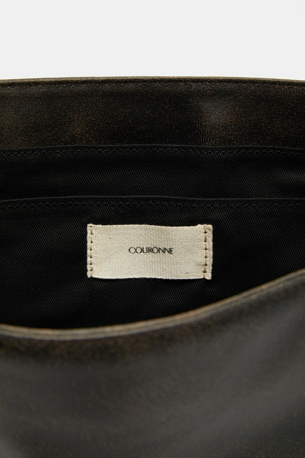 Due 숄더 33은 여성 고객을 위한 미디엄 사이즈의 사각 숄더백입니다. 부드러운 소가죽 소재에 버클 장식으로 포인트를 주어 클래식, 미니멀, 시크 스타일을 연출합니다. 내부에는 13인치 디바이스 수납이 가능하며, 오피스 포켓이 있어 실용성을 더했습니다. 2-way 착용이 가능하며, 조절 가능한 숄더 스트랩과 빈티지 텍스처, 매트 실버 하드웨어, 오버랩 프론트 플랩 디자인이 특징입니다. 오피스룩, 비즈니스 캐주얼, 모임룩에 잘 어울립니다.
