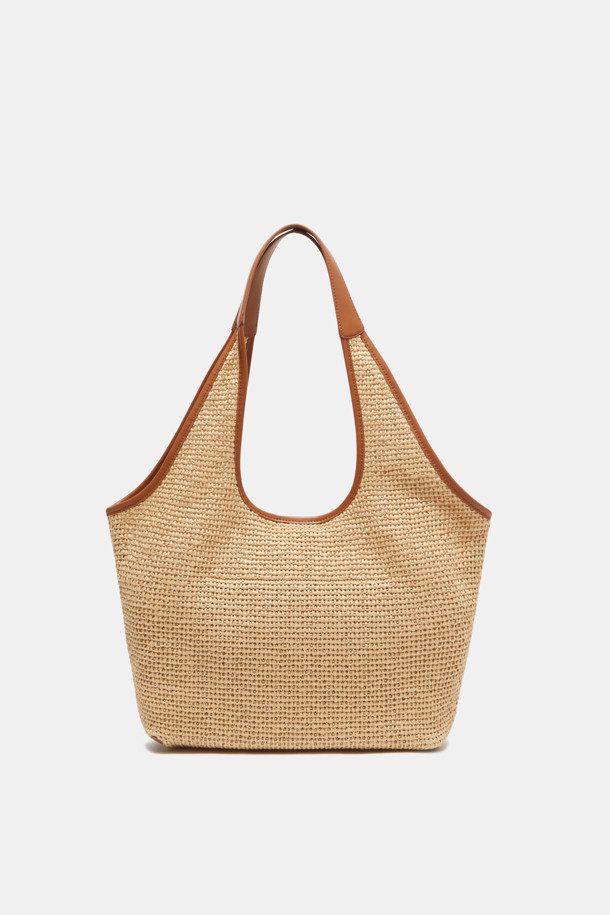 Seine Easy Shoulder 43 Raffia는 라지 사이즈의 여성 숄더백으로, 자연스러운 느낌의 Natural 컬러 라피아 소재와 합성가죽의 조화가 돋보입니다. 반원 모양에 무지 디자인으로, 15인치 노트북, 아이폰, 아이패드, 맥북 프로 등 다양한 소지품을 수납할 수 있으며, 마그네틱형 잠금 방식으로 편리하게 사용할 수 있습니다. 가볍고 방수 기능이 있으며 내부 포켓과 탈부착 가능한 보드를 갖춰 실용성을 더했습니다.
