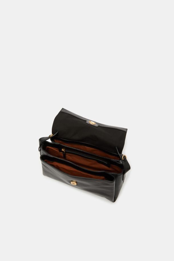 Fermier 토트 27은 소가죽과 스웨이드 소재를 사용하여 모던하면서도 캐주얼한 스타일을 연출하는 여성용 미디엄 사이즈 가방입니다. 블랙, 브라운, 아이보리, 레드, 실버의 다양한 컬러 옵션으로 제공되며, 무지 디자인에 스크류 장식으로 포인트를 더했습니다. 3-way 스타일링이 가능하며, 내부 3개의 칸과 지퍼 포켓 1개, 오픈 포켓 1개, 외부 백 포켓 1개로 실용성을 높였습니다. 탈부착 가능한 크로스 스트랩과 사이즈 조절 기능으로 실용성을 더했으며, 빈티지 시계 모티브 디자인이 특징입니다. 마그네틱형 잠금 방식으로 편리하며, 출근룩과 모임룩에 모두 잘 어울립니다.
