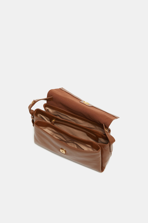 페르미에 토트 27은 여성용 가방으로, 모던하고 캐주얼한 스타일을 연출합니다. 부드러운 소가죽과 스웨이드 소재에 엠보싱 패턴이 돋보이며, 스크류 장식이 고급스러움을 더합니다. 미디엄 사이즈의 사각 가방으로, 3way(3가지 방식) 사용이 가능하며, 탈부착 및 길이 조절 스트랩으로 편리함을 더했습니다. 내부에는 3칸 구조, 지퍼 포켓 1개, 오픈 포켓 1개가 있으며, 외부 백포켓과 자연스러운 주름 패턴이 특징입니다. 출근룩과 모임룩, 캐주얼 및 미니멀 스타일에 잘 어울리는 데일리 토트백입니다.
