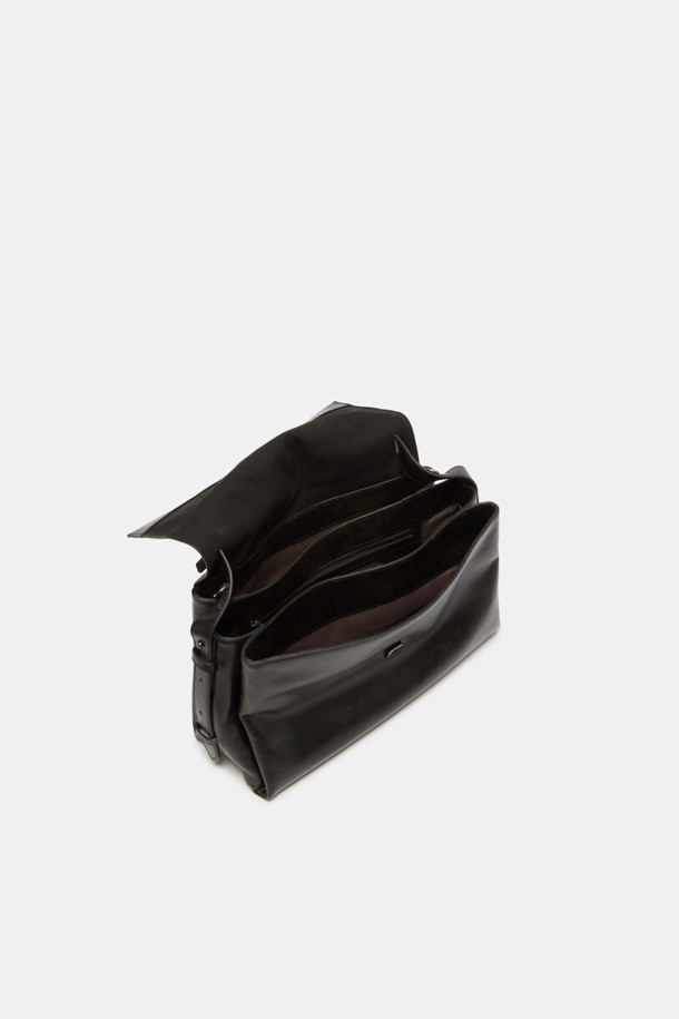 Fermier Tote 33 (페르미에 토트 33)은 여성 고객을 위해 디자인된 미디엄 사이즈의 토트백입니다. 블랙 컬러의 소가죽과 스웨이드 소재로 제작되었으며, 버클과 스크류 장식으로 포인트를 더했습니다. 숄더, 크로스, 토트 세 가지 방식으로 연출 가능하며, 주름 엠보싱 가죽과 광택감 있는 마감이 특징입니다. 3칸 구조, 내부 지퍼 포켓, 내부 및 외부 오픈 포켓을 갖춰 수납력을 높였으며, 조절 가능한 핸들과 탈부착 가능한 크로스 스트랩으로 편의성을 더했습니다. 클래식, 미니멀, 시크 스타일을 추구하는 고객에게 오피스룩, 비즈니스 캐주얼, 모임룩에 모두 잘 어울리는 아이템입니다.
